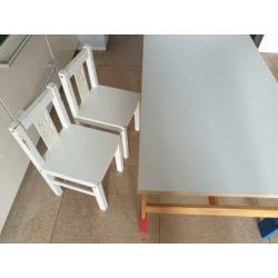 Tafel met 2 stoeltjes voor peuters of kleuters