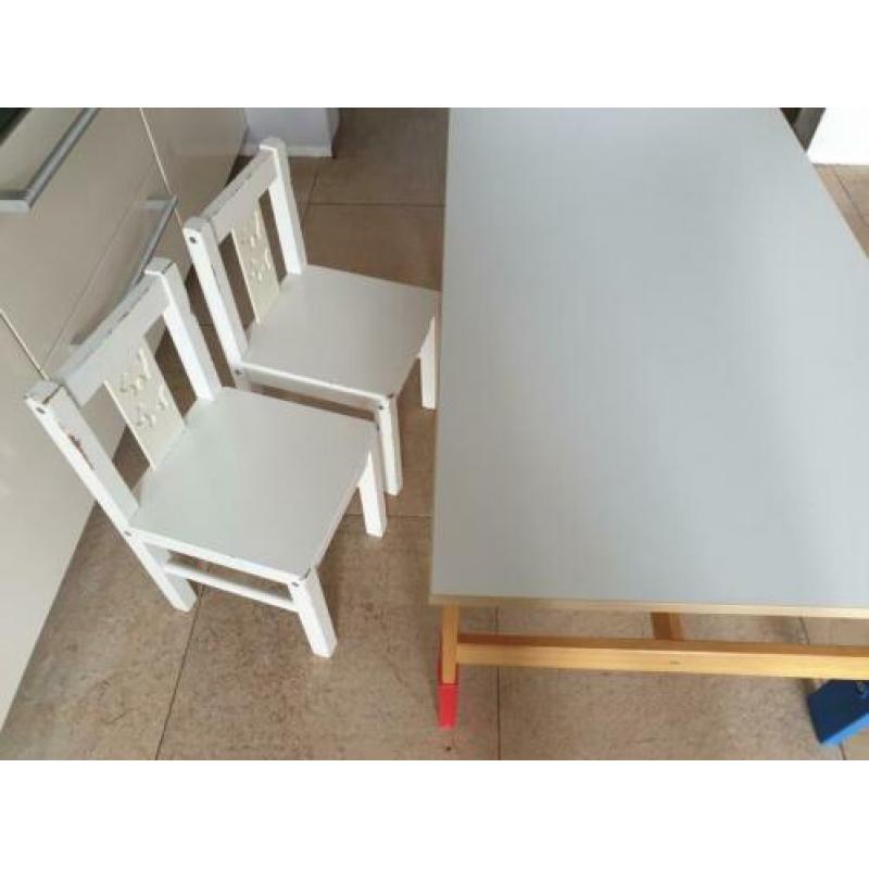 Tafel met 2 stoeltjes voor peuters of kleuters