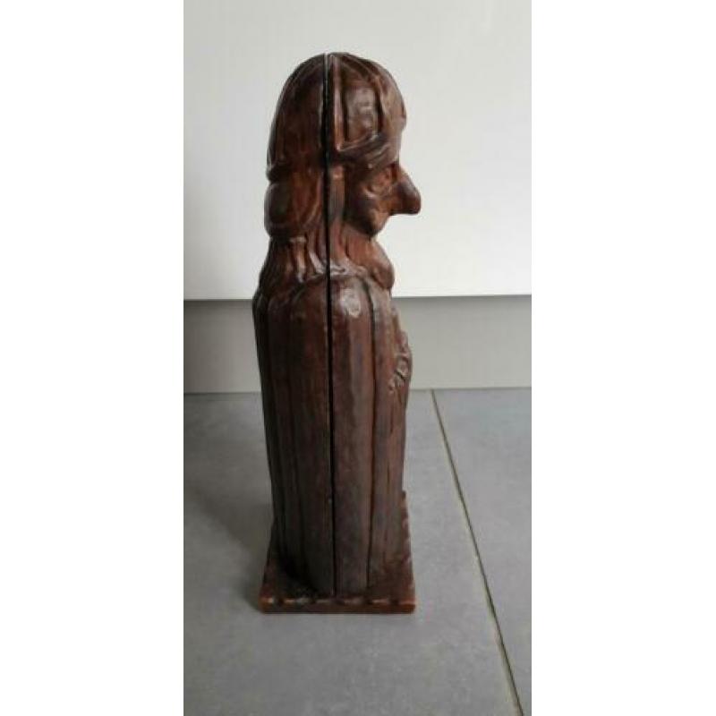 Leuk houten beeldje om een fles drank in op te bergen