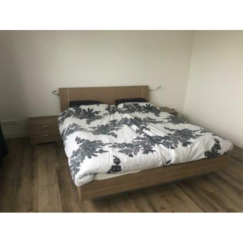 Bed 180x200, lattenbodems, verlichting, kastjes