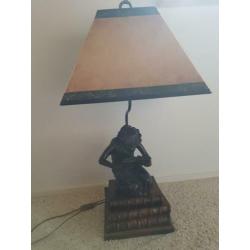 Stoel en lamp