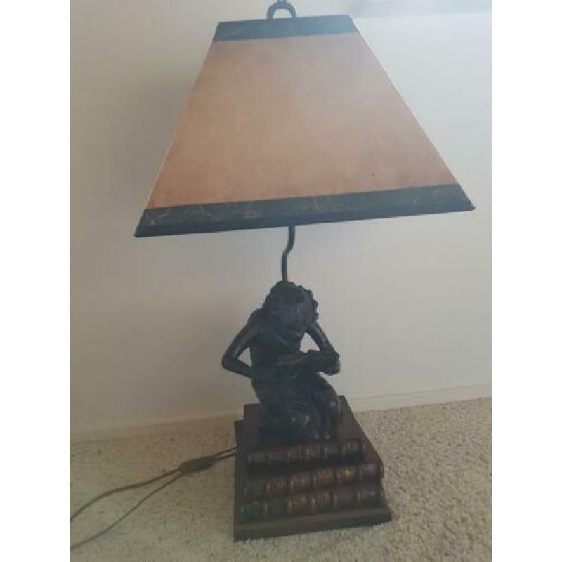 Stoel en lamp