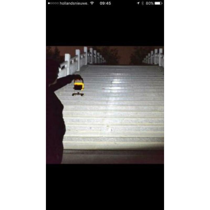 Draagbare 50 watt led lamp + gratis 4 accu’s (batterijen)