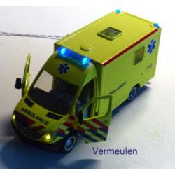 Nederlandse Ambulance, met of zonder licht erin. schaal 1:43