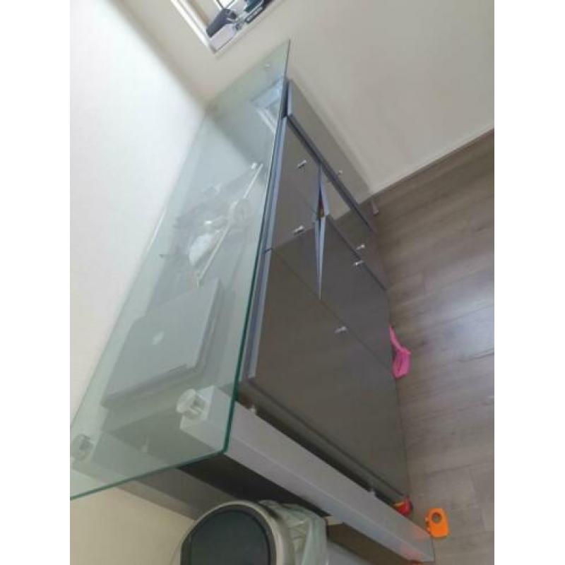 Mooie dressoir kast die nog een ronde mee kan