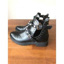 Laarsjes zwart met parels en studs maat 40 (1x gedragen)