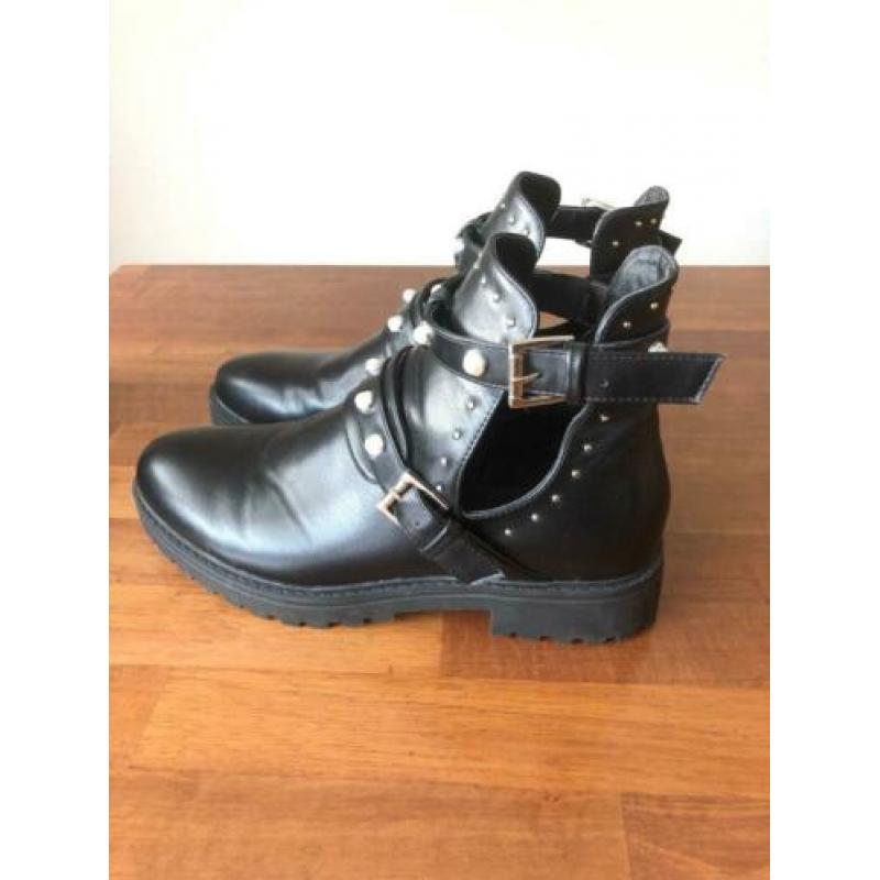 Laarsjes zwart met parels en studs maat 40 (1x gedragen)