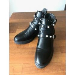 Laarsjes zwart met parels en studs maat 40 (1x gedragen)