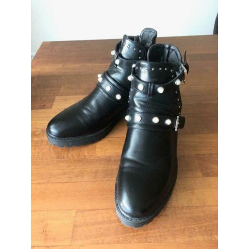 Laarsjes zwart met parels en studs maat 40 (1x gedragen)