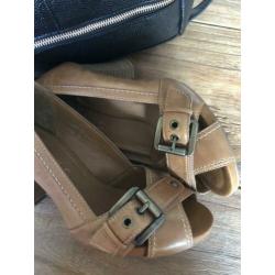 Leren Peep toe pumps met gesp