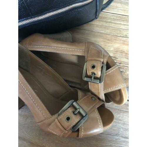 Leren Peep toe pumps met gesp