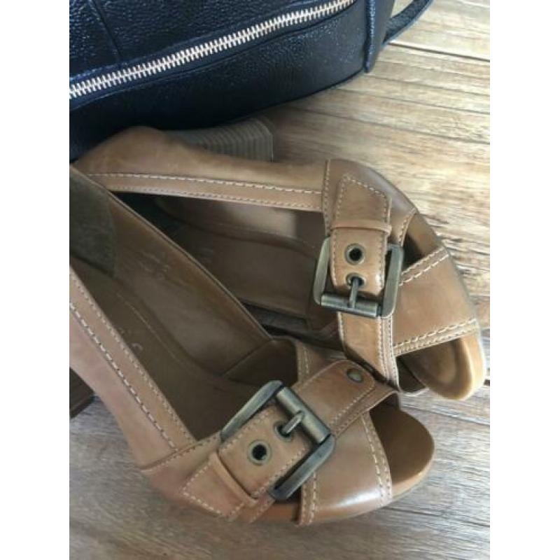 Leren Peep toe pumps met gesp