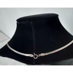 Zilveren ketting met platte schakels.