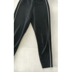 Pantalon in zwart met subtiel streepje. ALS NIEUW!