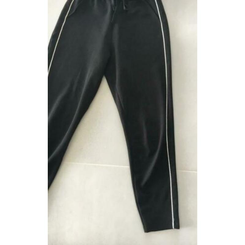 Pantalon in zwart met subtiel streepje. ALS NIEUW!