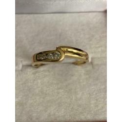 18 krt.geel gouden ring met 4 diamanten