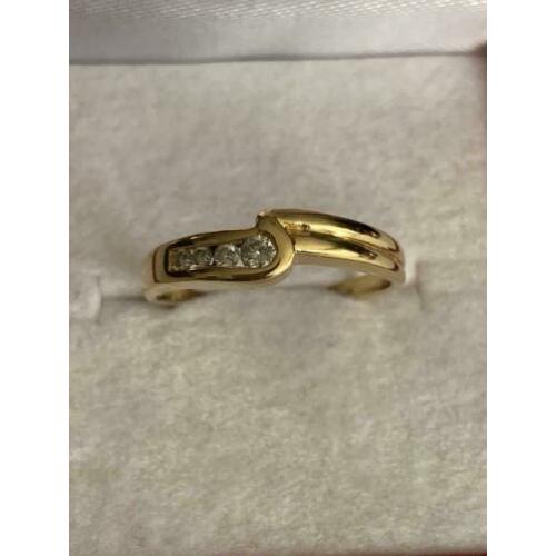 18 krt.geel gouden ring met 4 diamanten