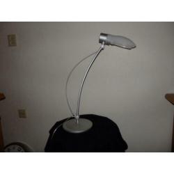 Zilverkleurige Aluminor tafellamp bureaulamp type Opus