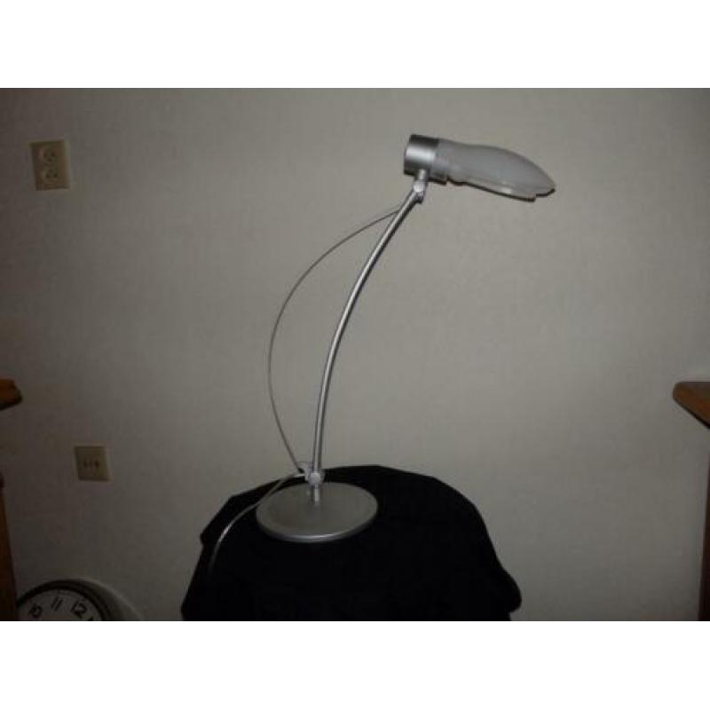 Zilverkleurige Aluminor tafellamp bureaulamp type Opus