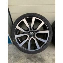 Volkswagen Golf velgen met gloednieuwe banden