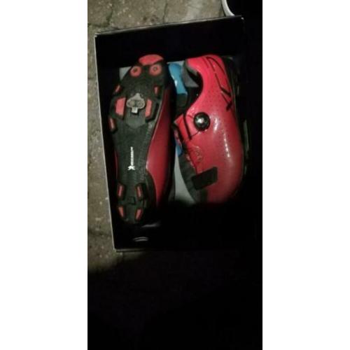 Mooie rode mtb mountainbike schoenen spd met spd pedalen