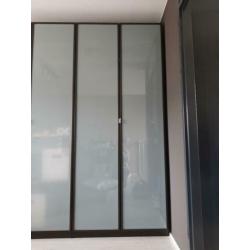 Kledingkast Ikea met melkglas deuren. Donkerbruin