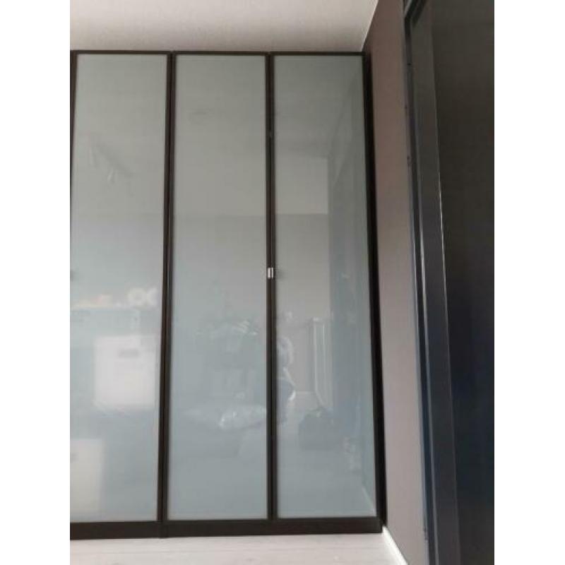 Kledingkast Ikea met melkglas deuren. Donkerbruin