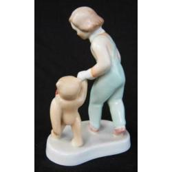 Aquincum - Meisje wandelt met haar teddybeertje (1)