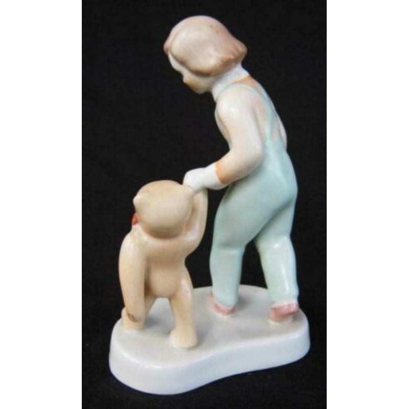 Aquincum - Meisje wandelt met haar teddybeertje (1)