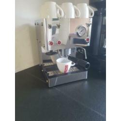 Te koop leuke koffiemachine en bonenmaler!