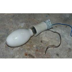 Grote authentieke gloeilamp met porselein vitting