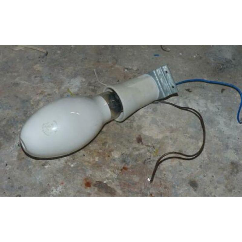 Grote authentieke gloeilamp met porselein vitting