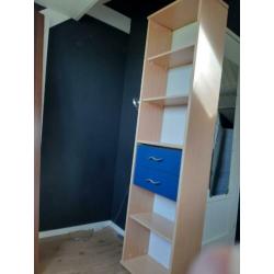 Bureau met stoel en kast