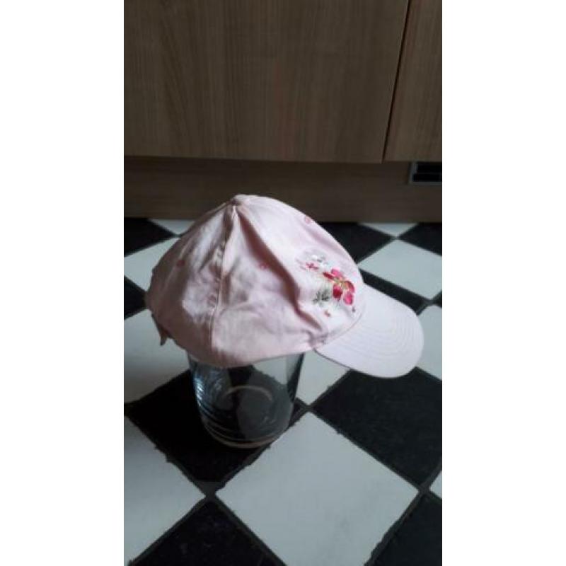 Licht roze pet met geborduurde bloemen maat 58