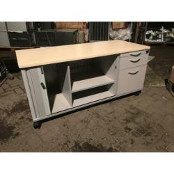 Aparte lockerkast op wielen tafel of tv meubel incl sleutels