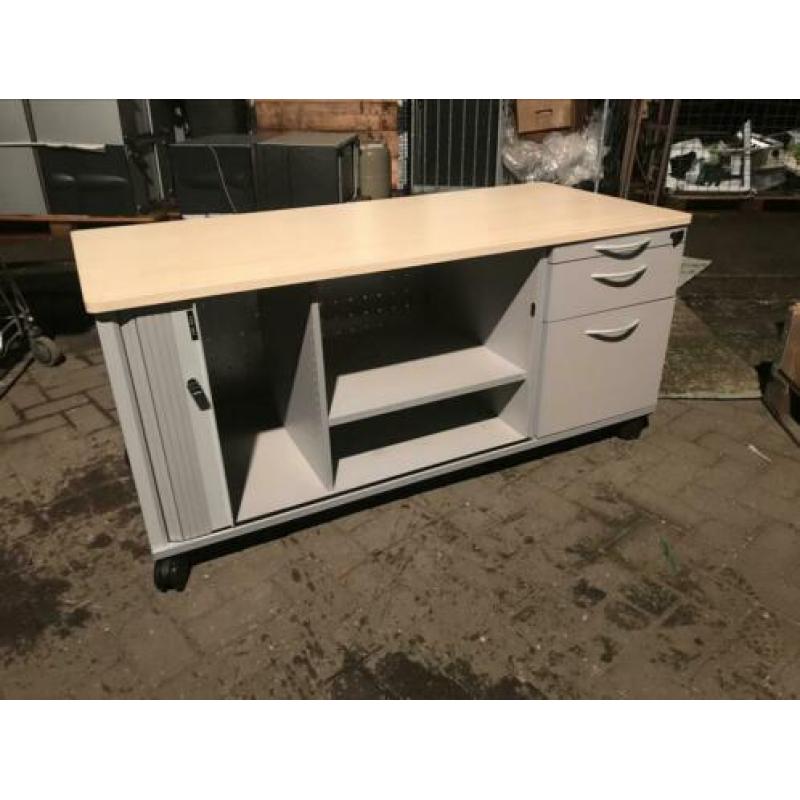 Aparte lockerkast op wielen tafel of tv meubel incl sleutels