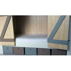 bed met ombouw