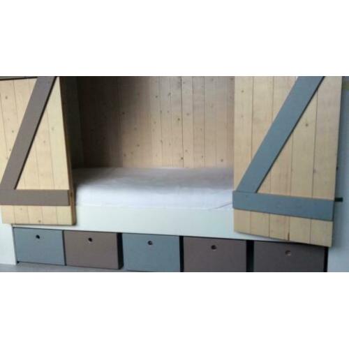 bed met ombouw