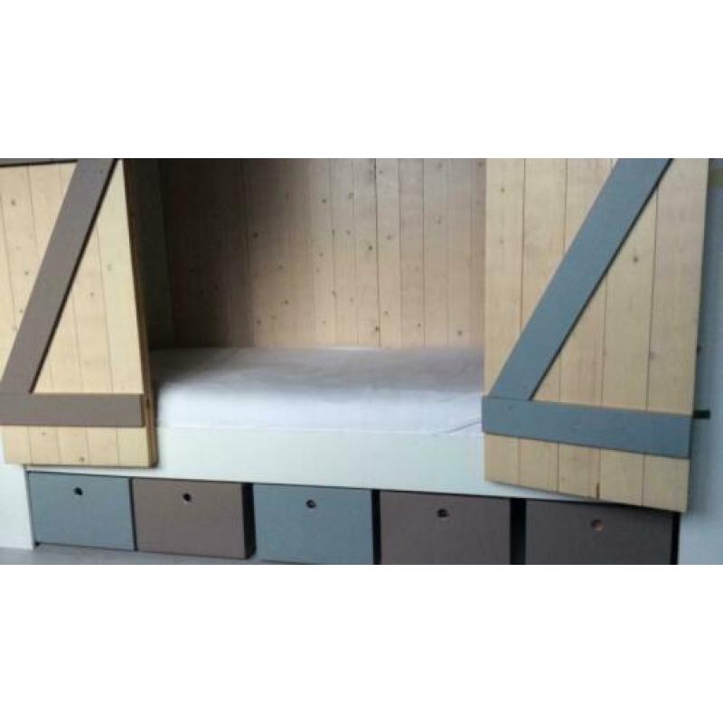 bed met ombouw
