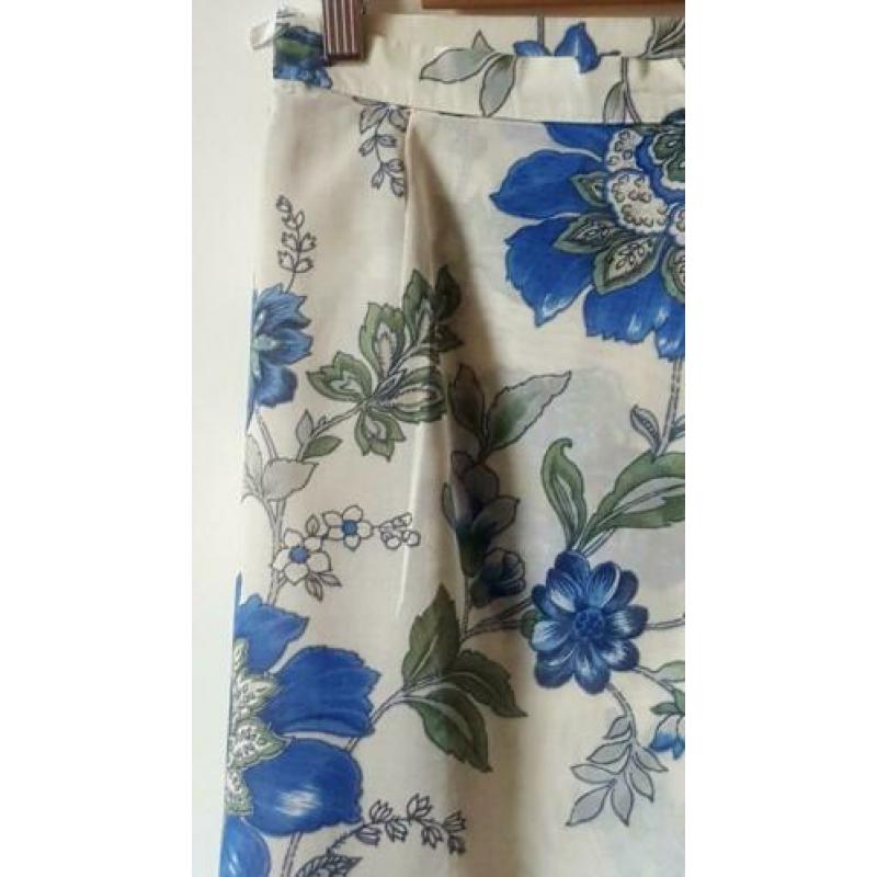 Geiger mooie rok met blauwe bloemen maat 40