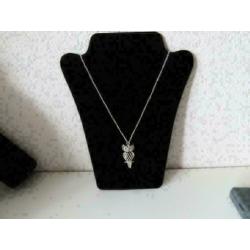 zilverkleurige ketting met zilverkleurige uil