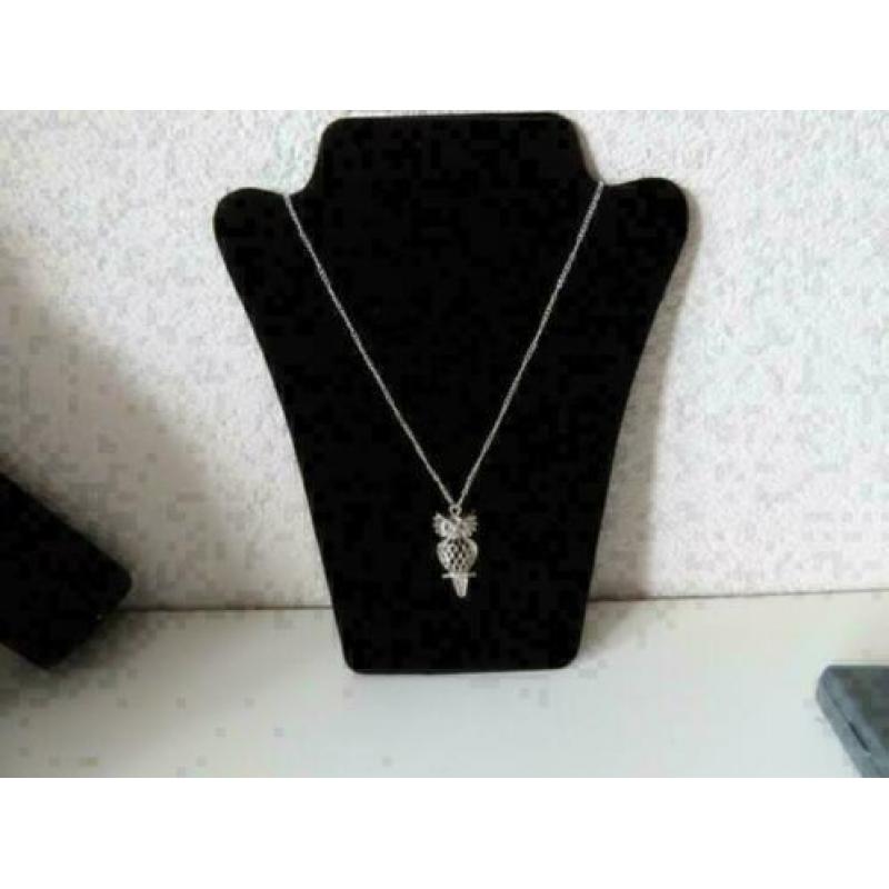 zilverkleurige ketting met zilverkleurige uil