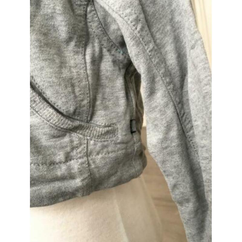 NONO kort vestje, grijs, zeer netjes, mt 98 /104 ZD