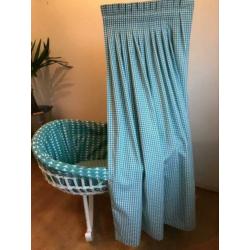 Vintage rieten wieg met nieuwe bekleding en matras.