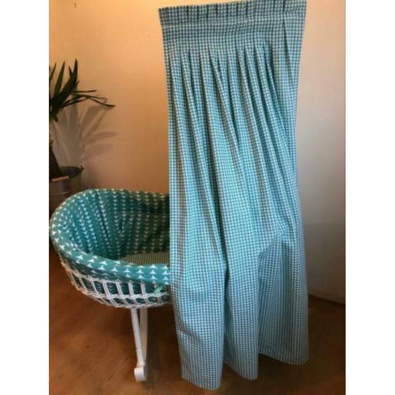 Vintage rieten wieg met nieuwe bekleding en matras.