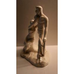 Wit plateel beeld art deco van een arbeider vrouw en kind