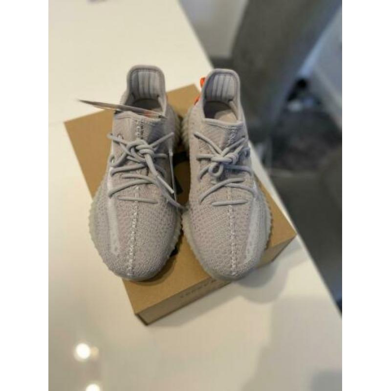 Yeezy Boost 350 V2 Tail Light 40 2/3