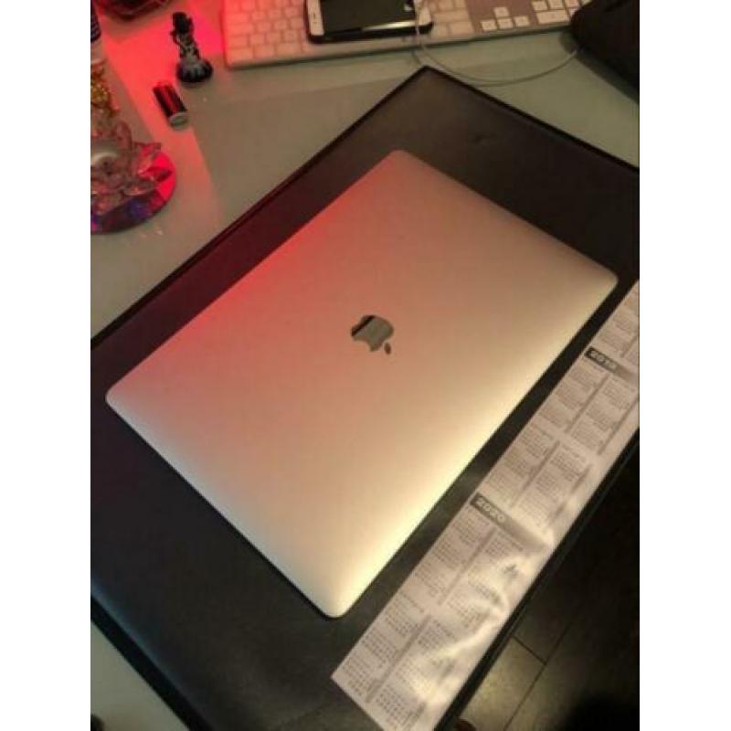 Macbook Pro 15'' Touchbar/ 2.9Ghz i7/16GB/512GB/2017