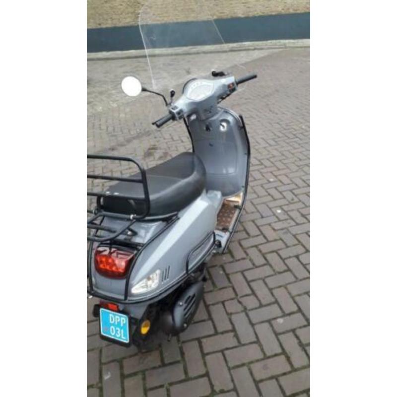 Snorscooter vespa look in nieuw staat