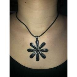 Mooie zwart ketting. Goed als nieuw!